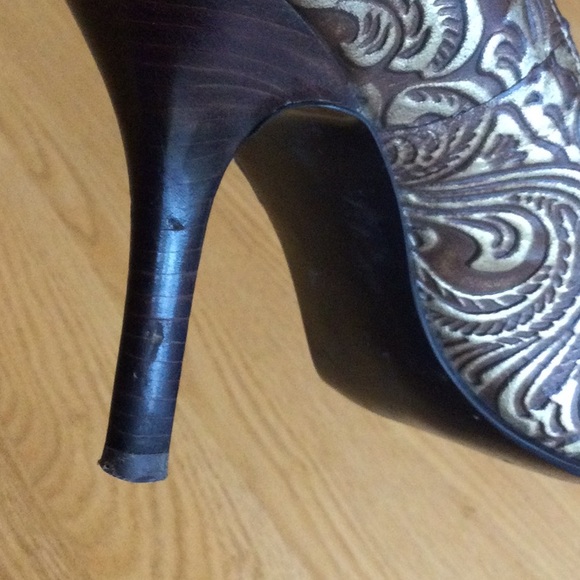 Carlos Romantic leather embossed peep-toe heels 7 - Picture 9 of 9